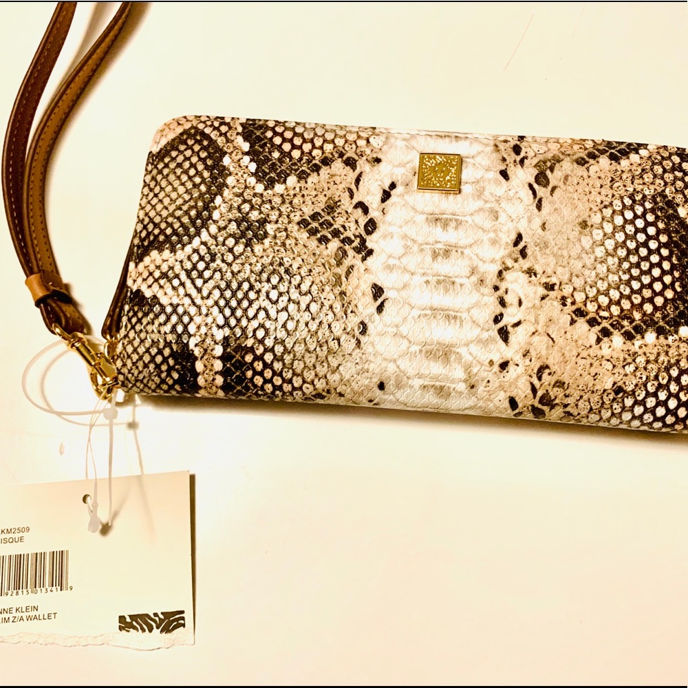 Brand new Anne Klein faux snake skin wallet! ✨🎁✨